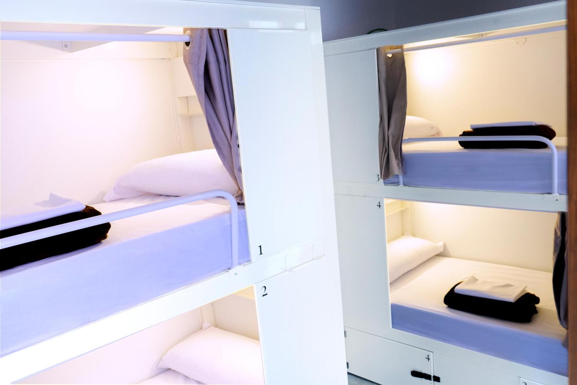 Cama en habitación compartida con 4 camas